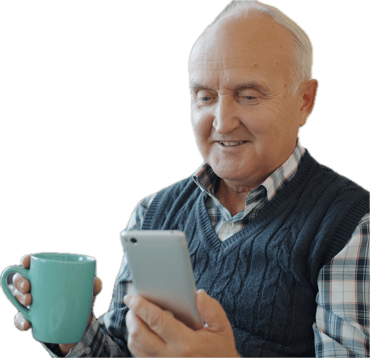 Hombre sonriendo mientras revisa su trámite de retiro AFORE en el celular
